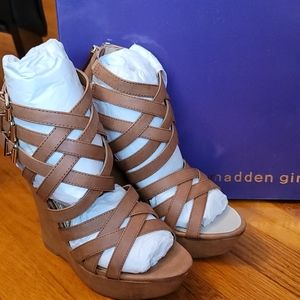 Tan wedge